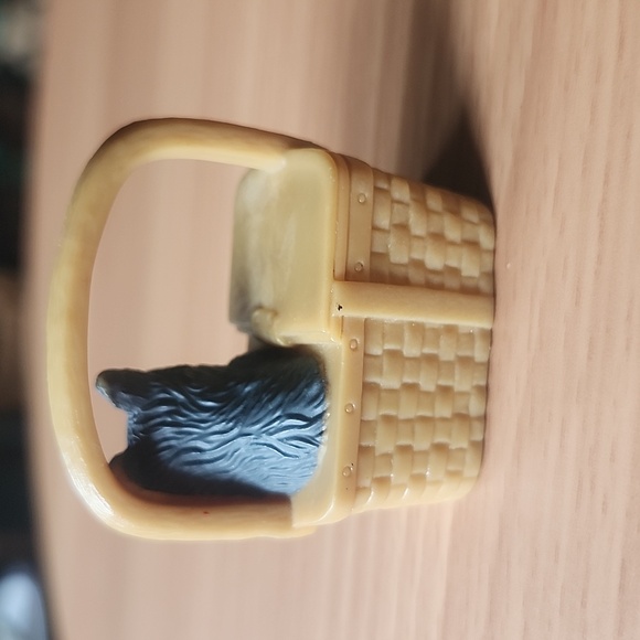 2008 McDonalds toy Madame Alexander Toto from Wizard of Oz in basket - Picture 3 of 6